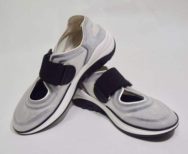 Black and White Sneakers | Size 7.5 US / 37.5 EU