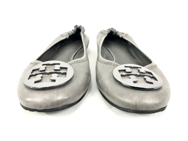 Gray MINNIE Travel ballet flat with silver logo | Size 9.5