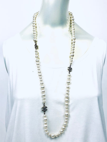 Faux Pearl with Brushed Gold Crystal Turnlock CCs Necklace