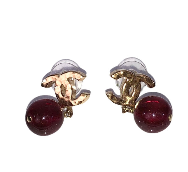 Hammered Strass Interlocked CC's Red Drop Stone Earrings