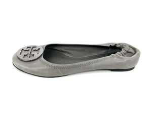 Gray MINNIE Travel ballet flat with silver logo | Size 9.5